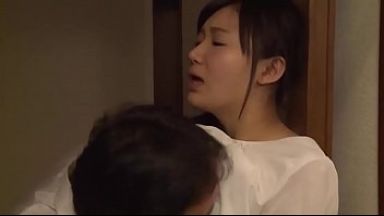 夫が寝ている横で夫の親友と不倫エッチで盛り上げる美人妻、キスするとアソコがじんじん濡れてしまいベッドで声を押し殺してイクのthumbnail