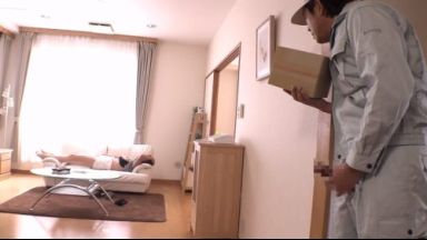 ＜オナニー×熟女＞熟女がオナっている所に配達員のおじさんが…のthumbnail