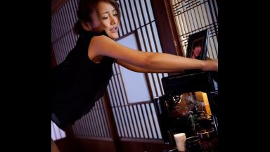 ！！「あなたゴメンなさい…私、毎日犯されてます！！」事故で夫を亡くしてから未亡人のおマンコな肉便器…遺影の前で挿入しちゃう奥様のthumbnail