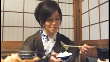 上品清楚なチンポ飢餓状態美人妻を夫に内緒で温泉旅行へ連れ出しドキワク久々ラブセックスを味合わせるのthumbnail