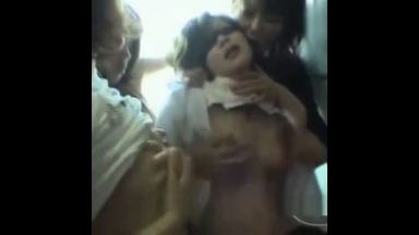 電車で集団レズレイプに遭うJK！百合な女集団に目隠しプレイされる！のthumbnail