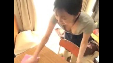めちゃくちゃエロい巨乳おっぱいの胸の谷間を見せつけながら家事代行サービスをしてくれるえちえち家政婦のthumbnail