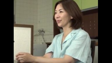 ！！52歳の清楚奥様が玄関で配達員とチンポ挿入させて見せつけちゃう「おばさんに挿れてよ…！！」絶倫変態露出狂のthumbnail