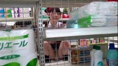 『えっもしかして誘ってる？』ボクが働いているスーパーでバイトしている女子○生は無防備パンチラで…のthumbnail