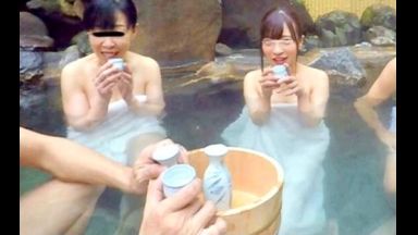 【3DVR】母親と旅行中の美尻なJD♡混浴で痴漢師集団と知らず、お酒を勧められ酔わされ休む暇なくハメられるのthumbnail