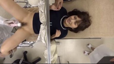 「は、激しいぃ…」不妊治療に来た若妻を分娩台に乗せて旦那さんに手を握らせたまま電マで刺激するエロ診察を隠し撮りのthumbnail