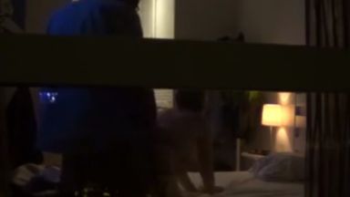 ホテルの部屋を覗いたらセックスしまくっていて草が生えるｗｗｗのthumbnail