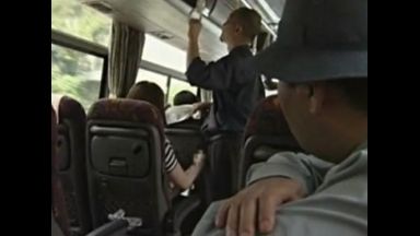 バスの座席に座る女の手に物を押し付け手コキして射精しているのを見て自分も手コキして抜いてもらっています。のthumbnail