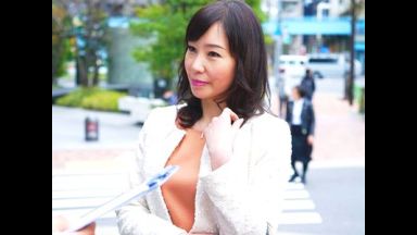 【熟女ナンパ】黒髪清楚な50代美魔女美女人妻をGETしバイブ＆電マ責め‼他人棒で無許可中出しされ困惑するエロ不倫セックス‼のthumbnail