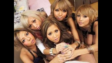 【ノーパンで挑発する黒ギャルに♥】勃起したチ〇ポを奪い合って跨る美痴女集団がオーガズムに達するまでグラインドされて。。。のthumbnail