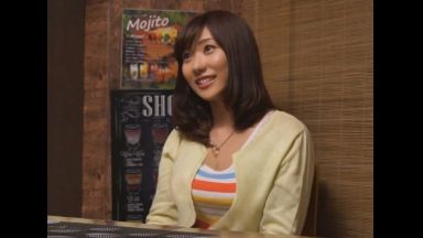 ☆人妻ナンパ☆　３５歳だという年の離れたご主人とのナイトライフに不満を感じてる女盛りの美人奥さまがとびきりスケベな淫乱メス犬に豹変！ムラムラする気持ちが抑えきれずに飲みに行った居酒屋で出会った性欲旺盛な若い男の子との不倫セックスで激しく興奮した欲求不満のドスケベ人妻が魅せる淫らな姿を見逃すな！のthumbnail