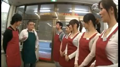 『ねぇ、内緒だよ…？』スーパーの裏側で発情した美人熟女が年下男子を誘惑！勤務中に激しい口淫から本番へのthumbnail